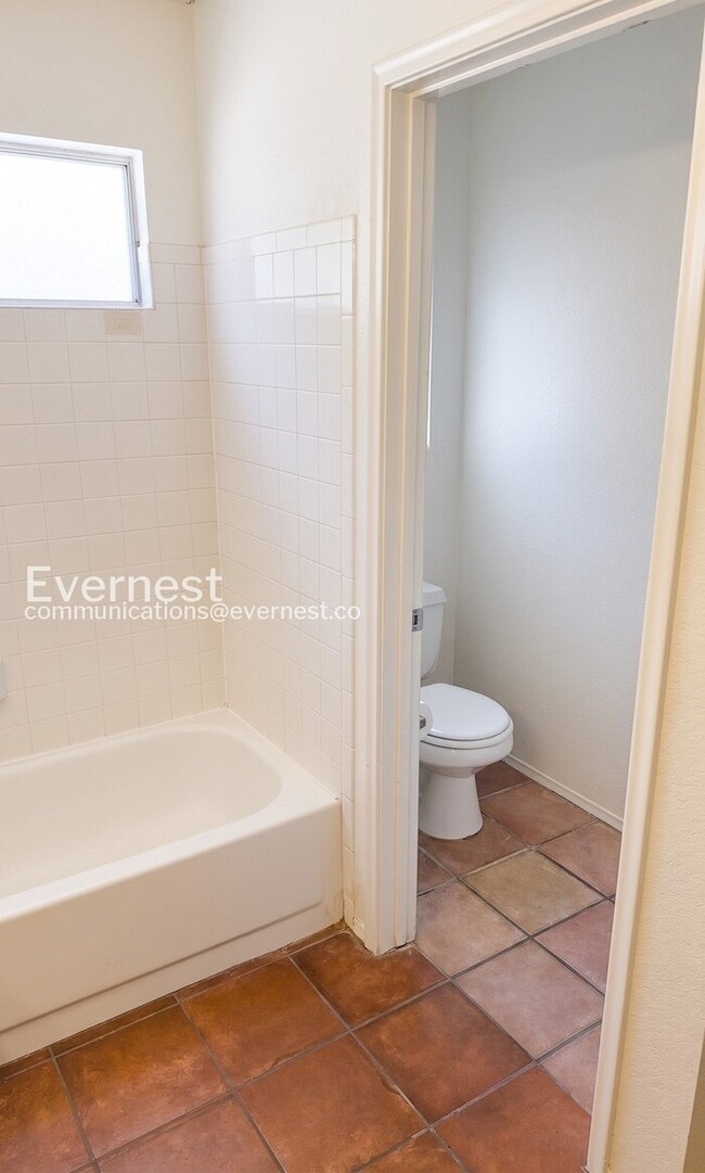 Building Photo - 2 Bed/2 Bath Home with Fenced Yard & Garage / Pet-Friendly / Vouchers Accepted / Available Soon!