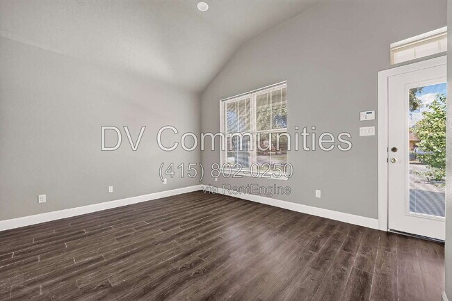 Building Photo - 1204 3rd St