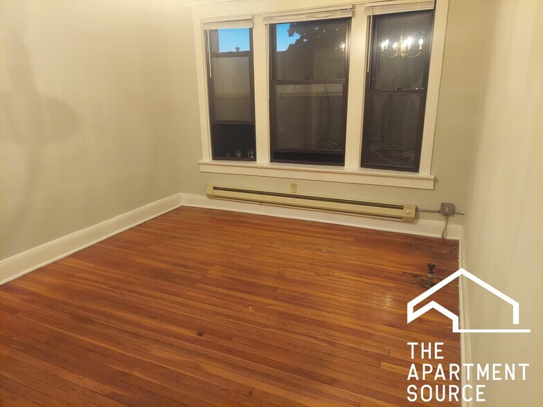 Building Photo - 4421 N Wolcott Ave