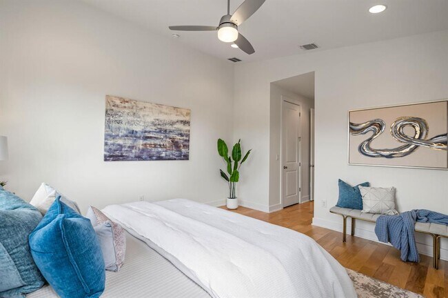 Building Photo - 1301 Cometa St