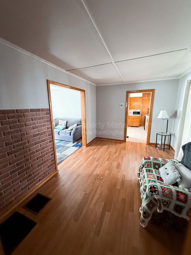 Building Photo - 4 Autumn St