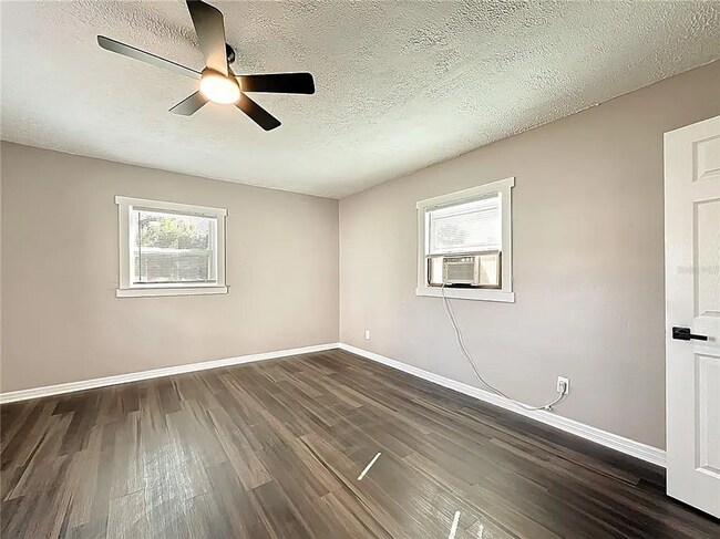 Building Photo - 944 18th Ave S