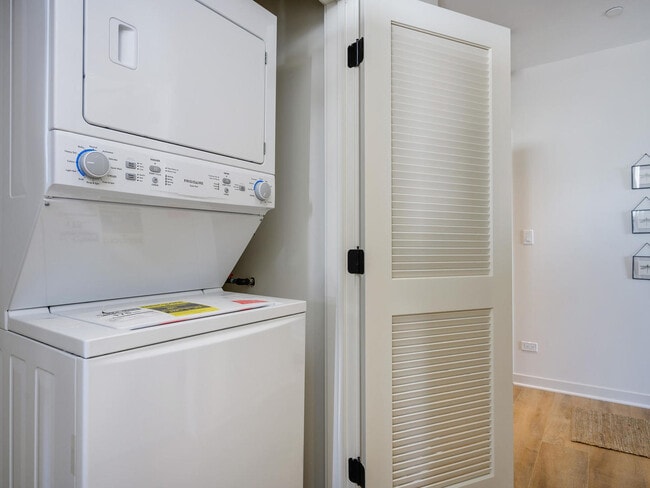 Building Photo - 6336 W Belmont Ave