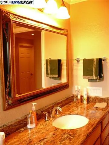 Building Photo - 5134 Elmwood Ave