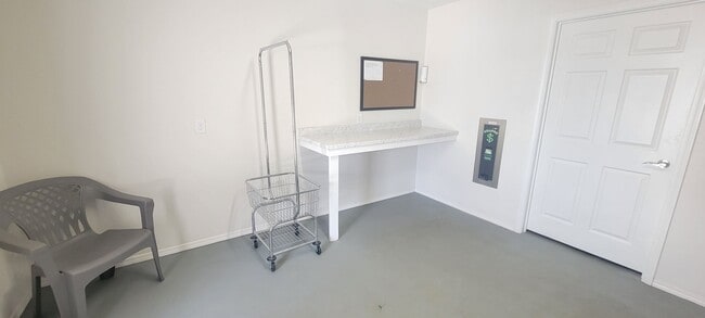 Building Photo - NEWER LUXURY ONE BEDROOM APARTMENT FULLY FURNISHED