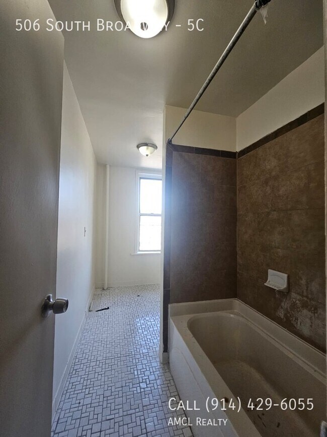 Building Photo - 506 S Broadway