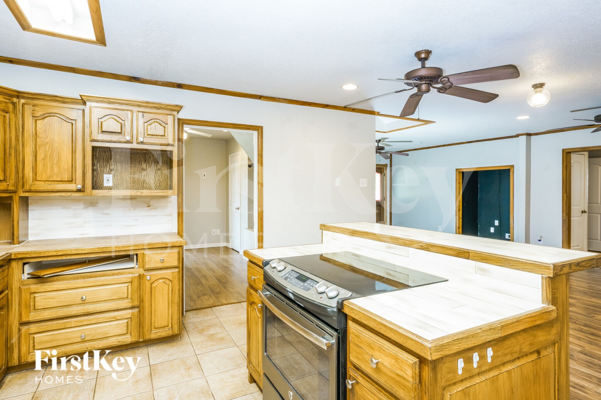 Building Photo - 206 E 5th St