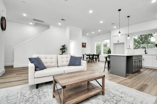 Building Photo - 4804 Elysian St