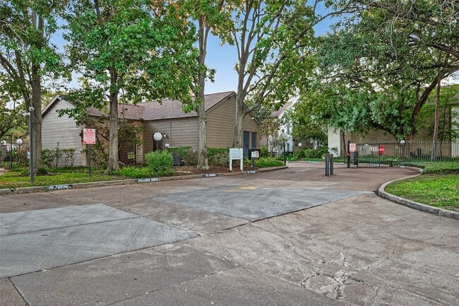 Building Photo - 10053 Westpark Dr