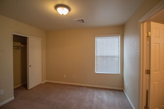 Building Photo - GUARD GATED 3 BD 2.5 BTH HOME IN HENDERSON