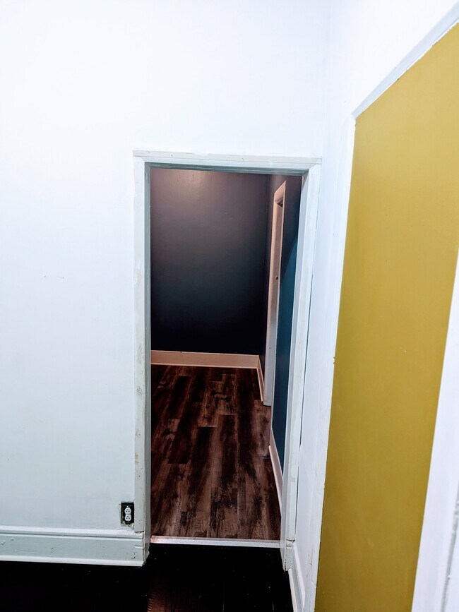 Building Photo - 2431 W Thomas St