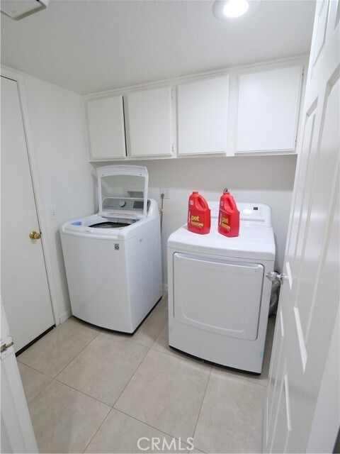 Building Photo - 25051 Amberwood