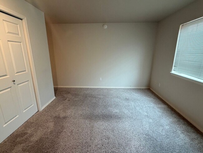 Building Photo - Now renting 2 bedroom 2 bathroom Condo