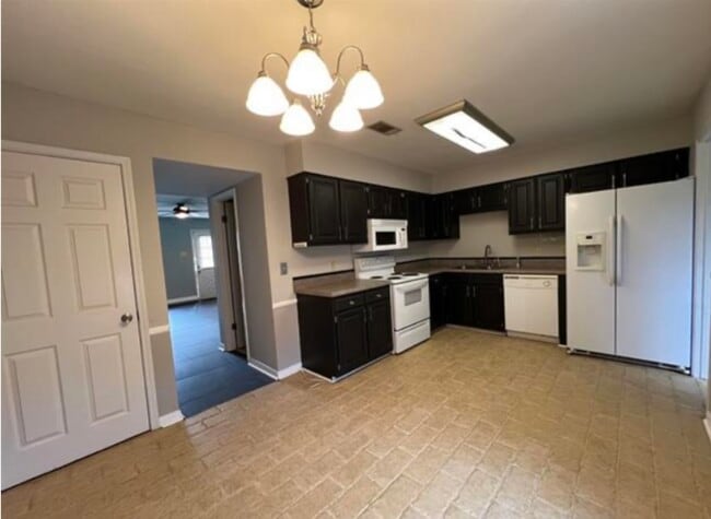 Building Photo - 110 Westchase Dr