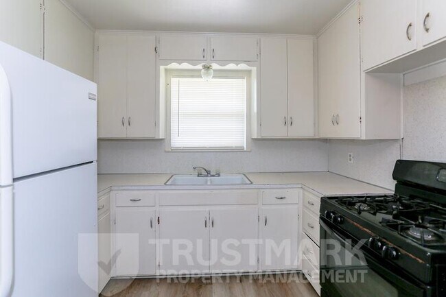 Building Photo - 507 Adams Ave