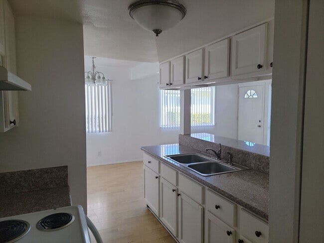 Building Photo - Nicely Upgraded 2 bedroom Townhouse