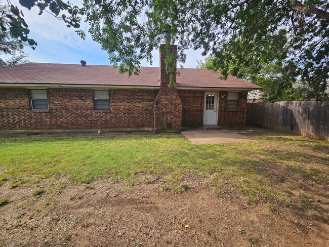 Building Photo - (3) Bed/(2) Bath in Moore! Available NOW!