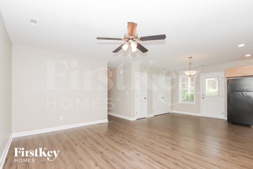 Building Photo - 625 Wilson St