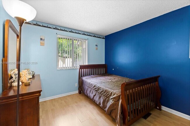 Building Photo - 3047 N Oakland Forest Dr