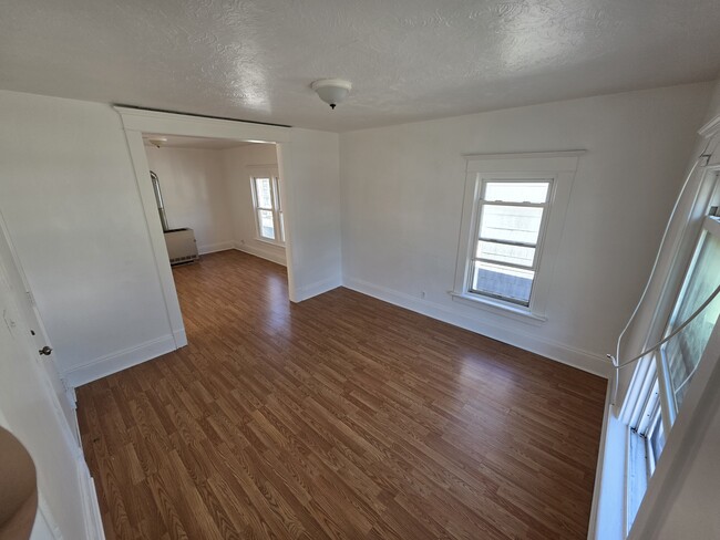 Building Photo - 123 Maple Ave