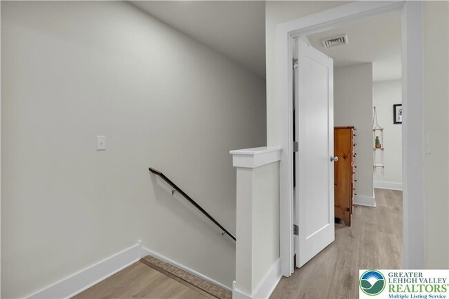 Building Photo - 221 Craig Ave