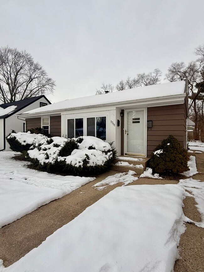 Building Photo - 3 bedroom home