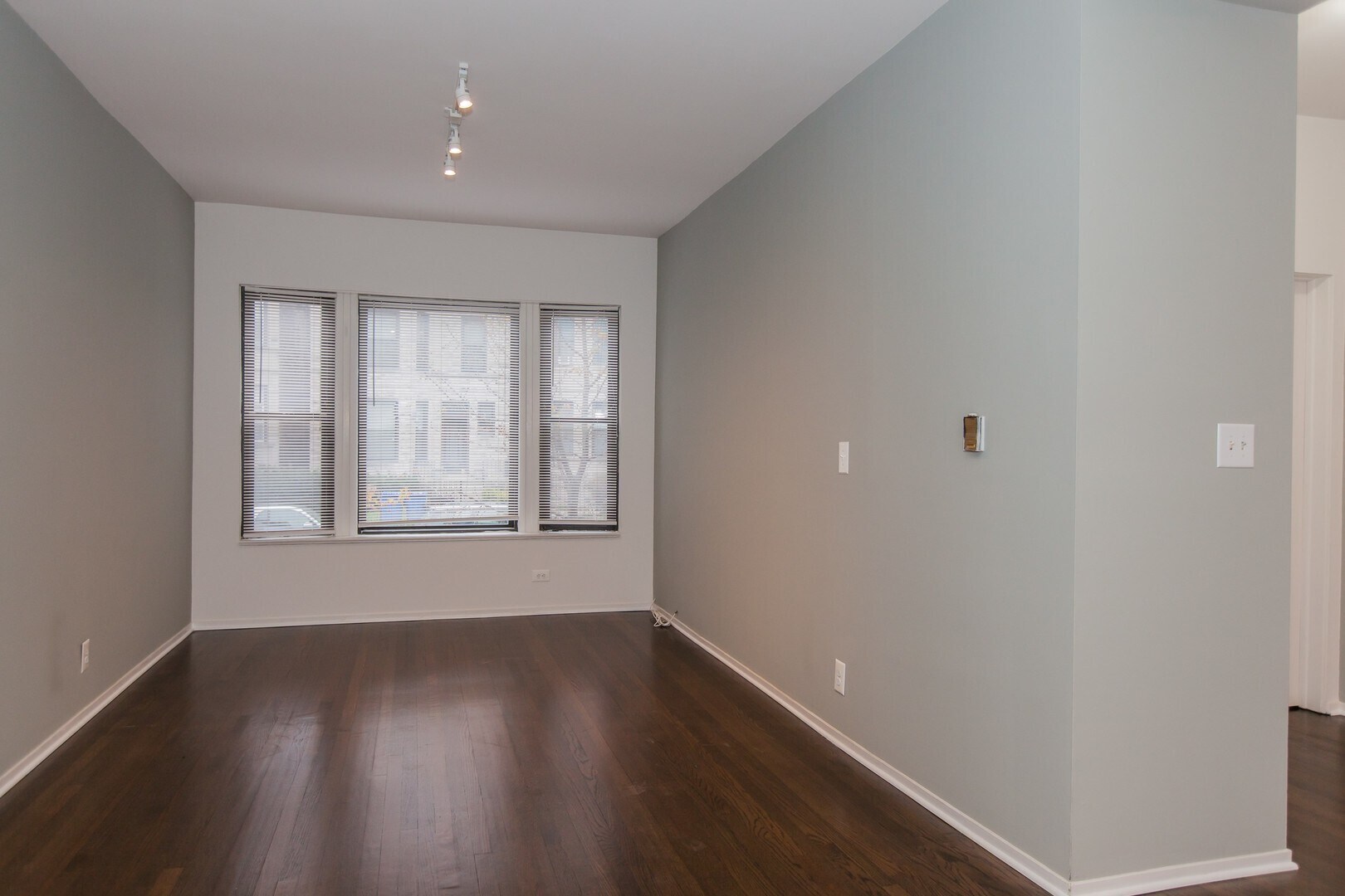 Building Photo - 727 W Cornelia Ave