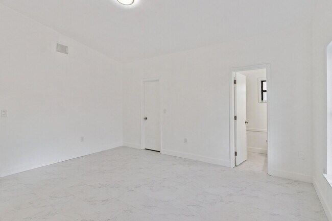 Building Photo - 527 Glade Ct