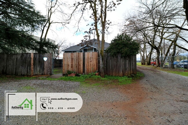 Building Photo - 2037 Pine St