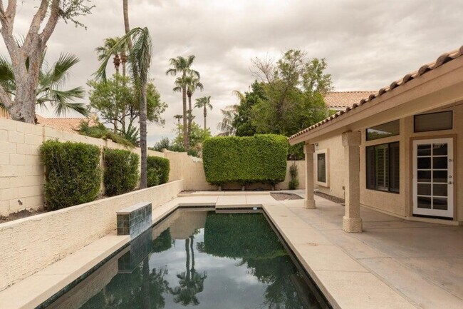 Building Photo - 3350 S Oleander Dr