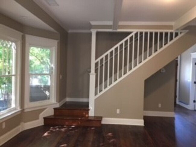 Building Photo - 1127 George St