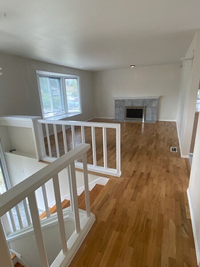 Building Photo - $3950 2520 SqFt, SFH/4BDR,2BA,office/Garag...