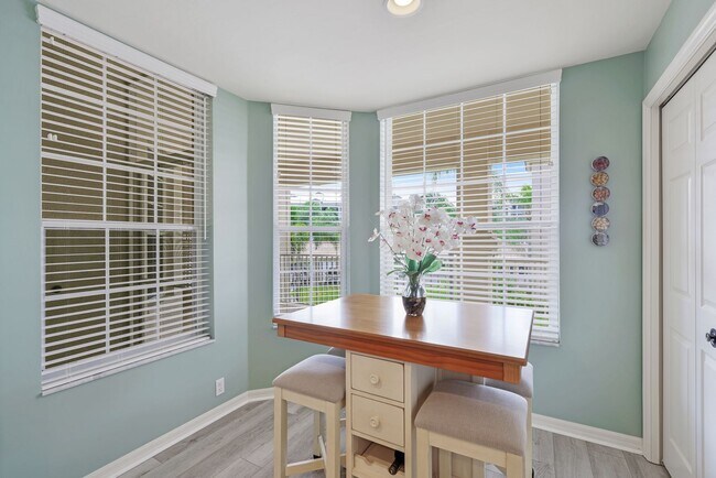 Building Photo - Beautiful Condo with Lake View