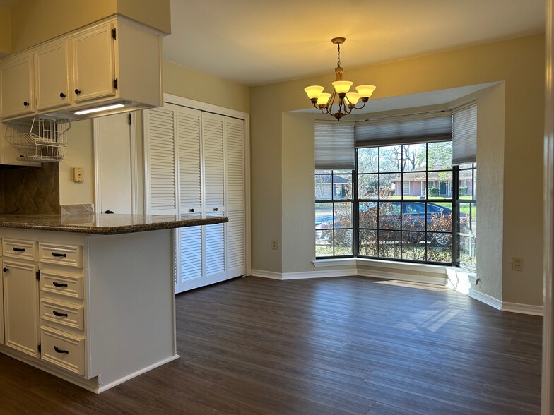 Bay Window / Dining Area - 2856 Woodbrook Dr