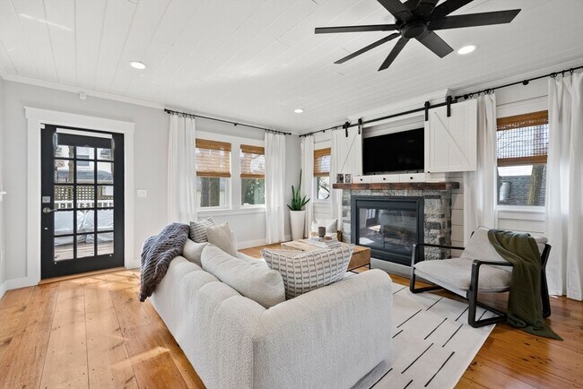 Building Photo - 71 King St