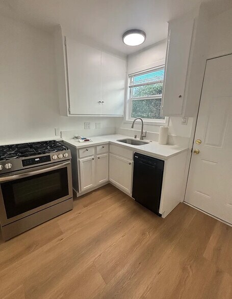 Building Photo - 13207-13213 Oxnard St