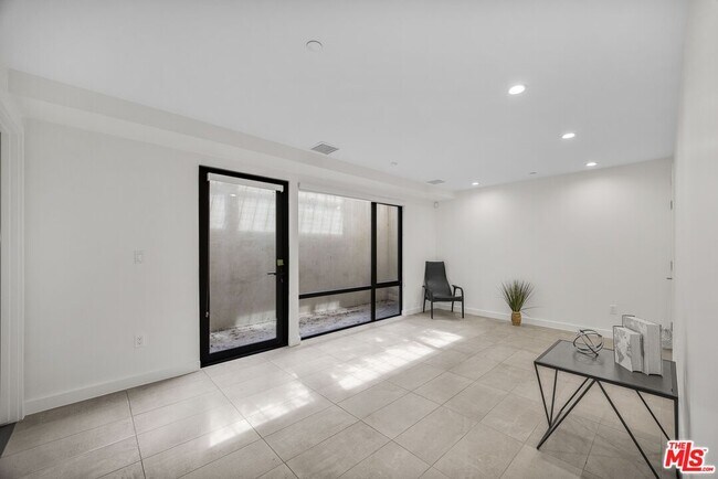 Building Photo - 141 Hollister Ave