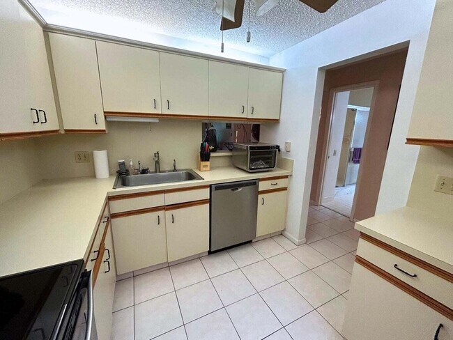 Building Photo - 10058 Laurelwood Pl