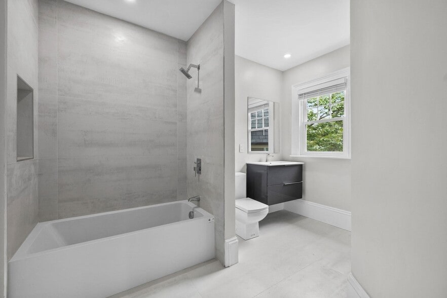 Building Photo - 476 Heath St