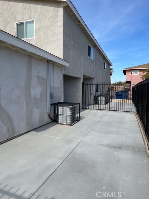 Building Photo - 1140 Deseret Ave