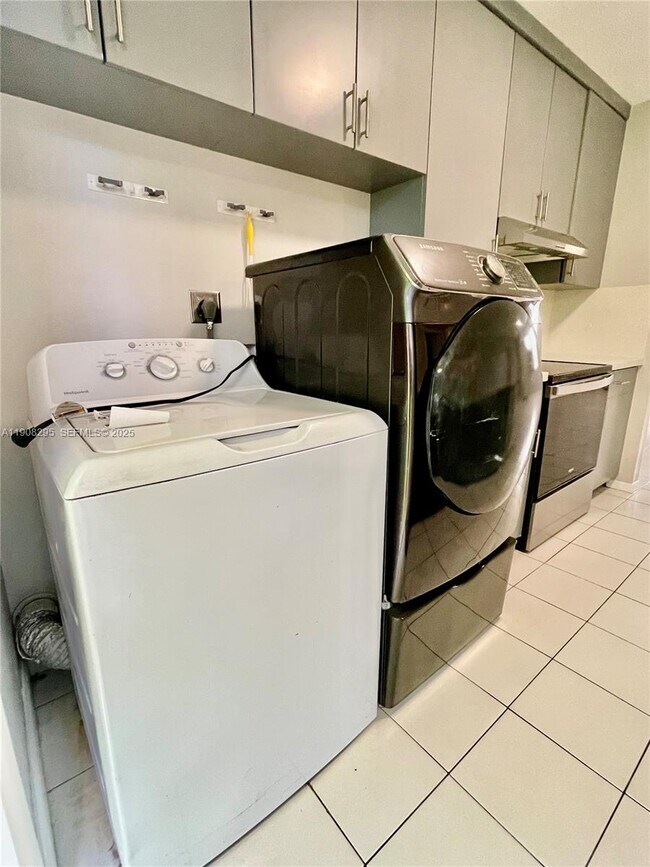 Building Photo - 5532 SW 22nd St