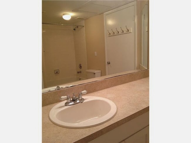 Building Photo - 2831 N Oakland Forest Dr