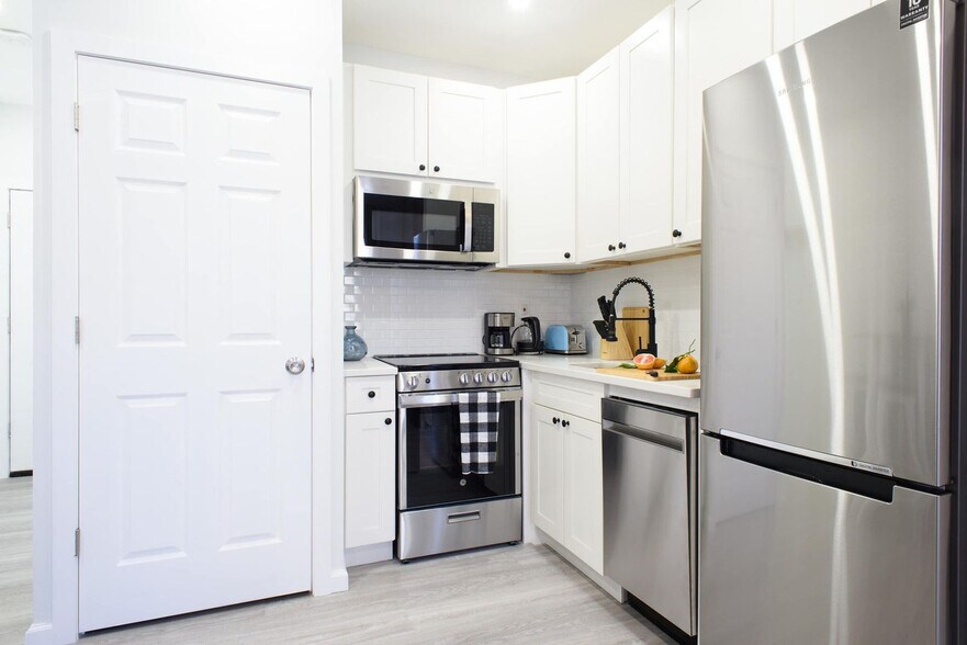 Building Photo - 240e E 75th St