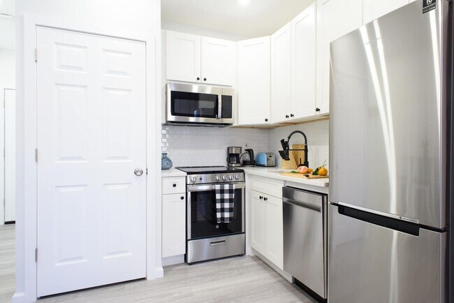 Building Photo - 240e E 75th St