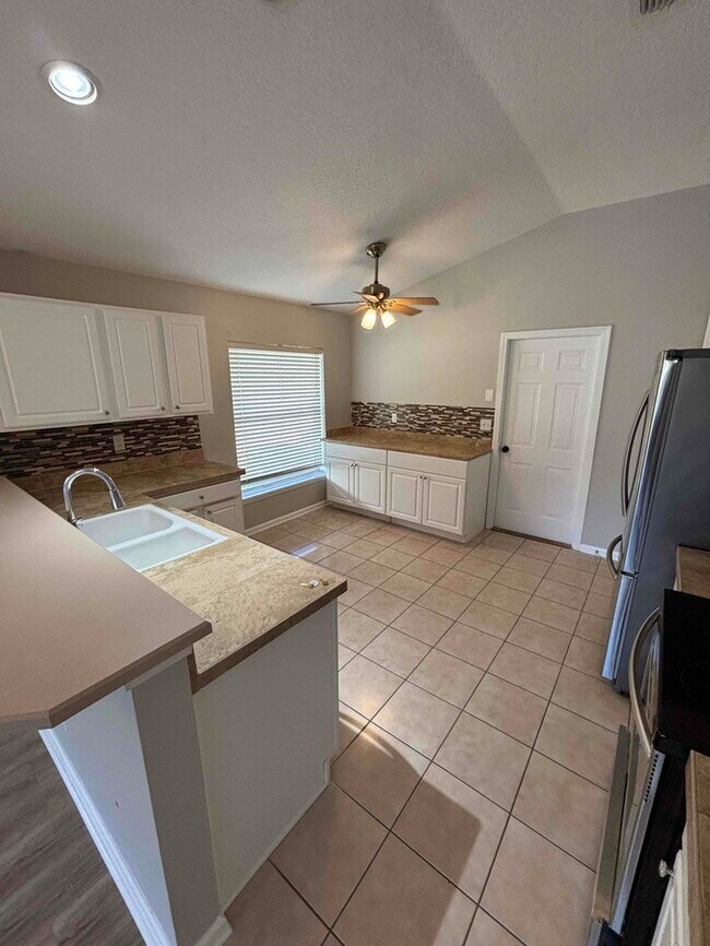Building Photo - 1329 Fairway Village Dr