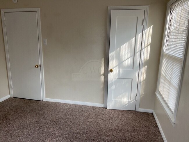 Building Photo - 1807 Poage Ave