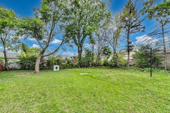 Building Photo - 36 E Touhy Ave