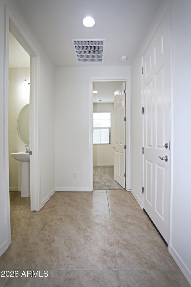 Building Photo - 815 W Finch Dr