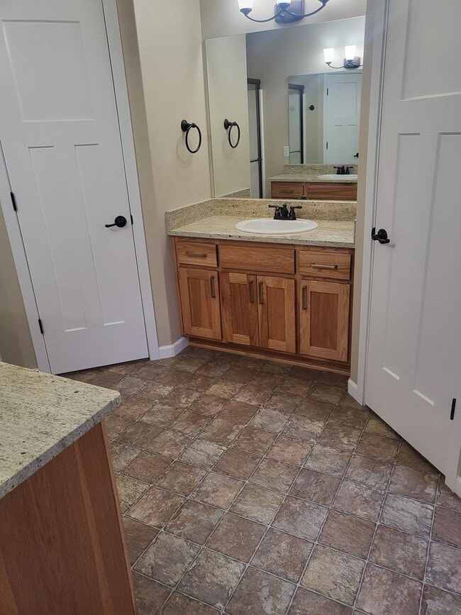 Building Photo - 3 bed 2 bath Home for Rent in Grants Pass