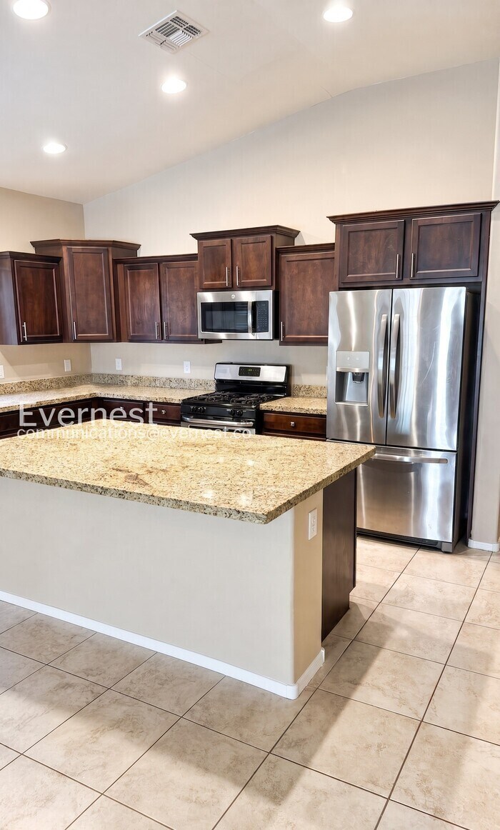 Building Photo - 9014 W Rolling Springs Dr